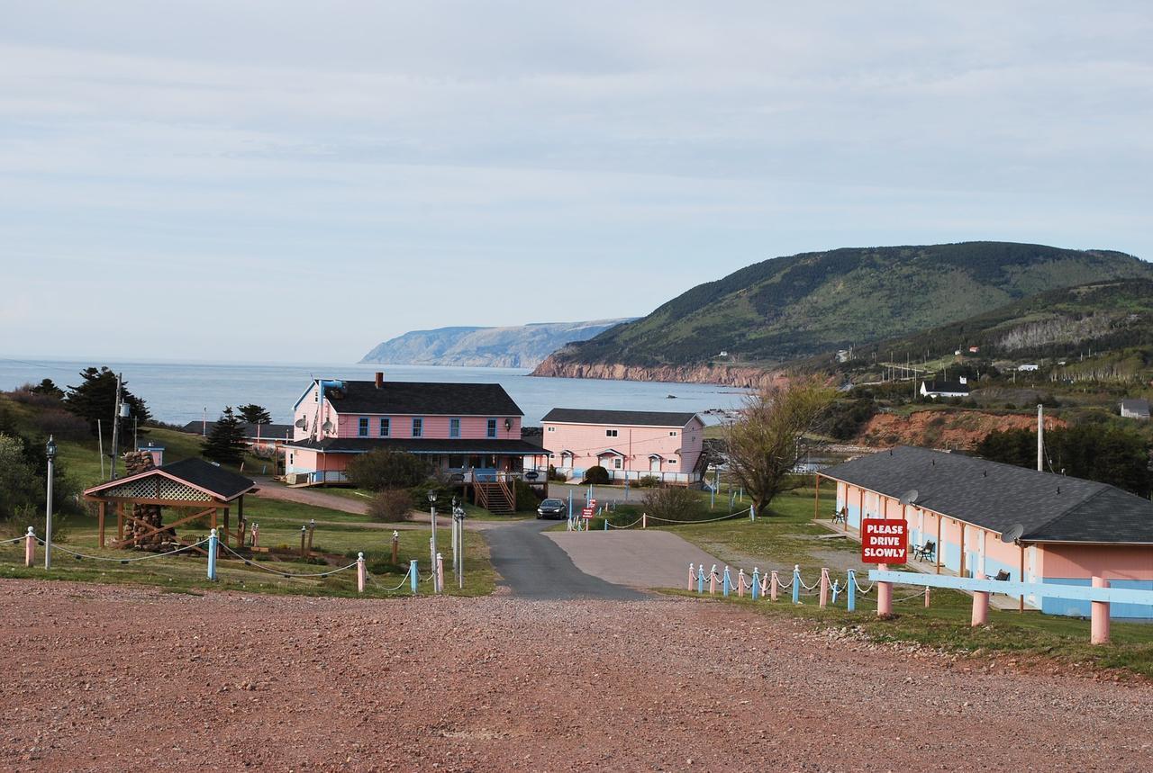 Midtrail Motel Pleasant Bay Exterior photo