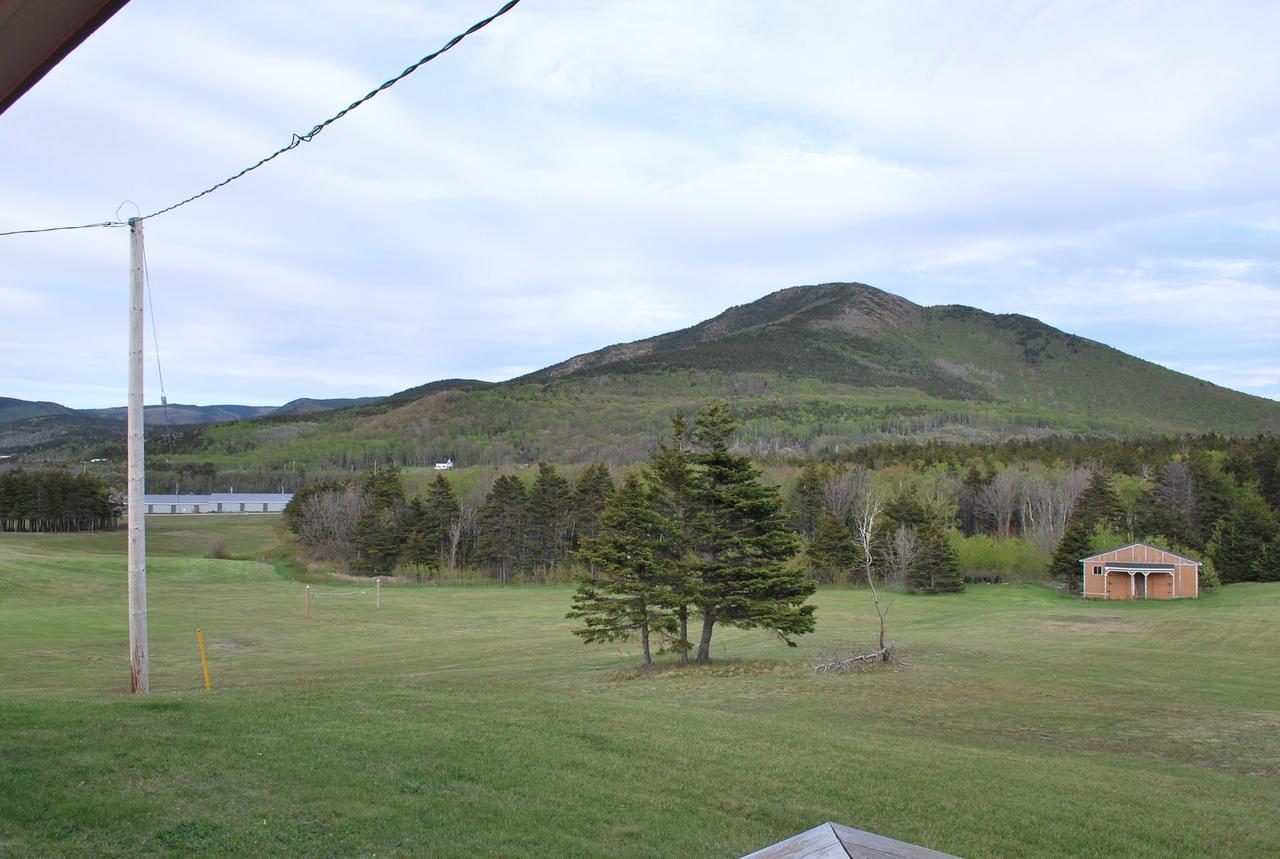 Midtrail Motel Pleasant Bay Exterior photo