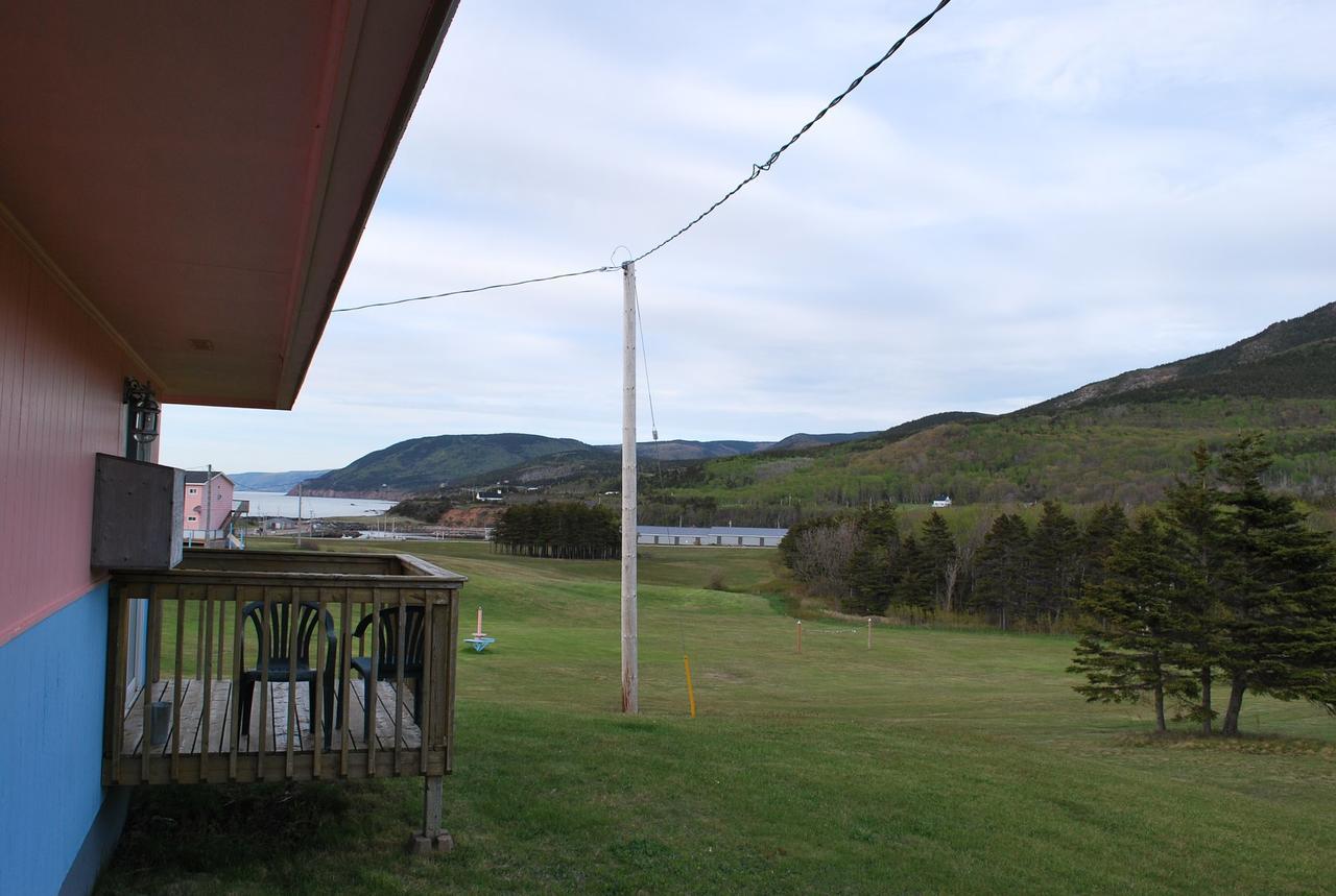 Midtrail Motel Pleasant Bay Exterior photo